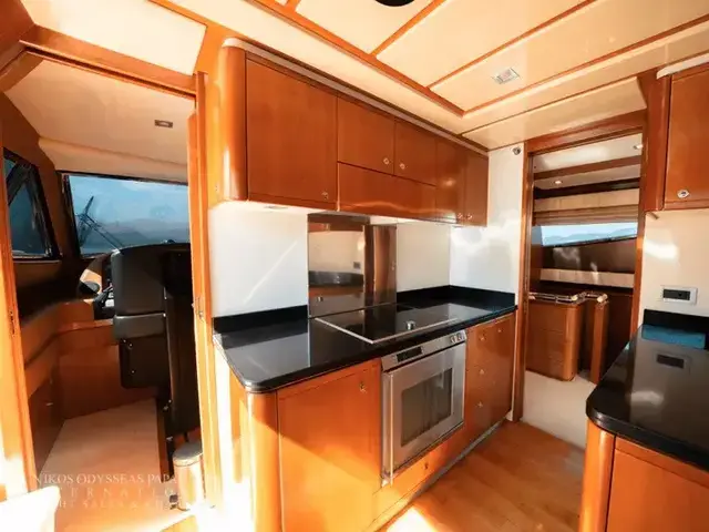 Ferretti Yachts 881