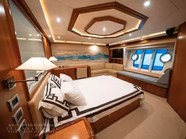 Ferretti Yachts 881