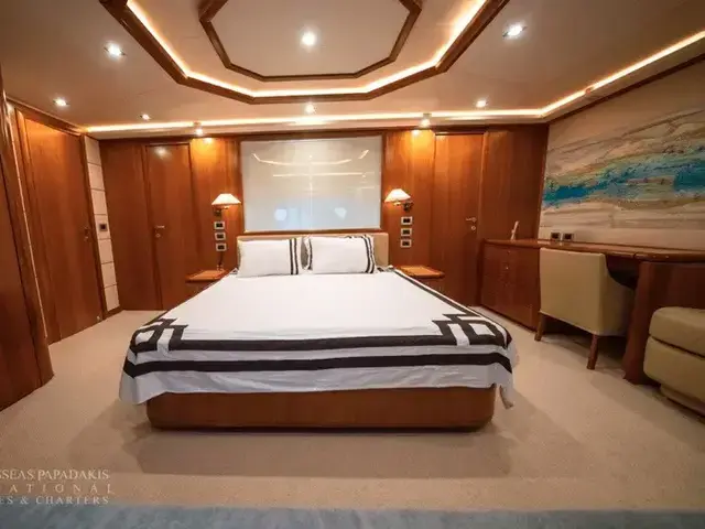 Ferretti Yachts 881