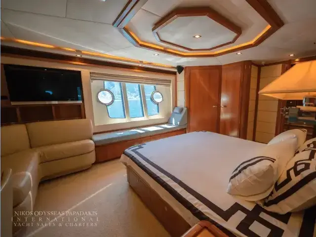 Ferretti Yachts 881