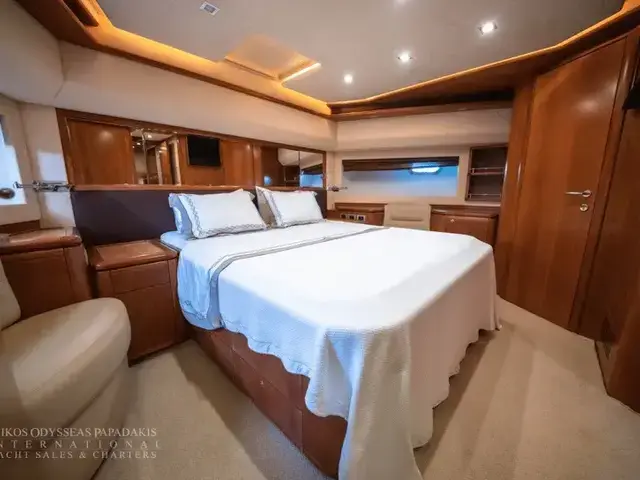 Ferretti Yachts 881