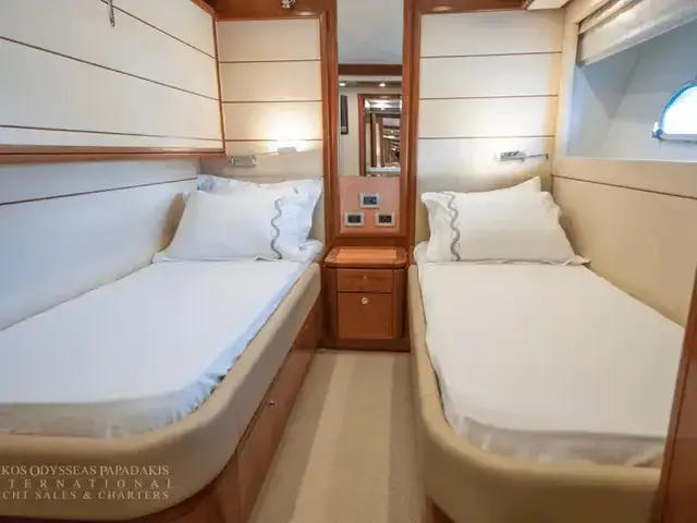 Ferretti Yachts 881