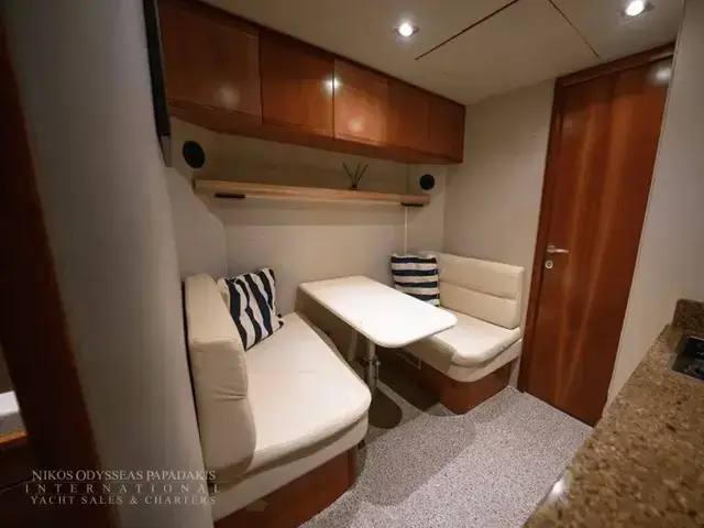 Ferretti Yachts 881