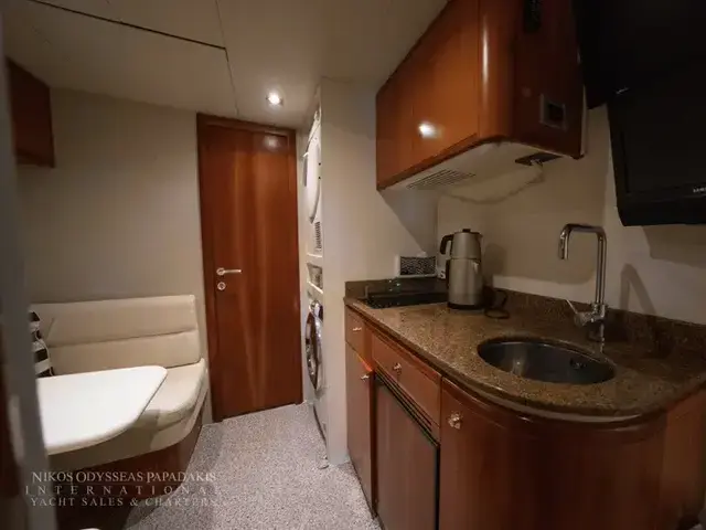 Ferretti Yachts 881