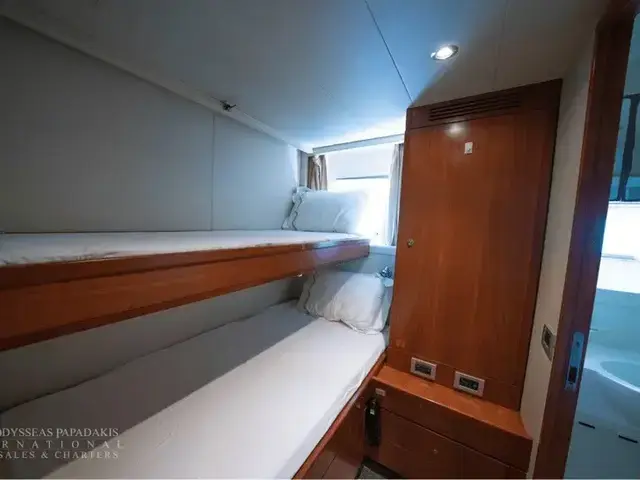 Ferretti Yachts 881