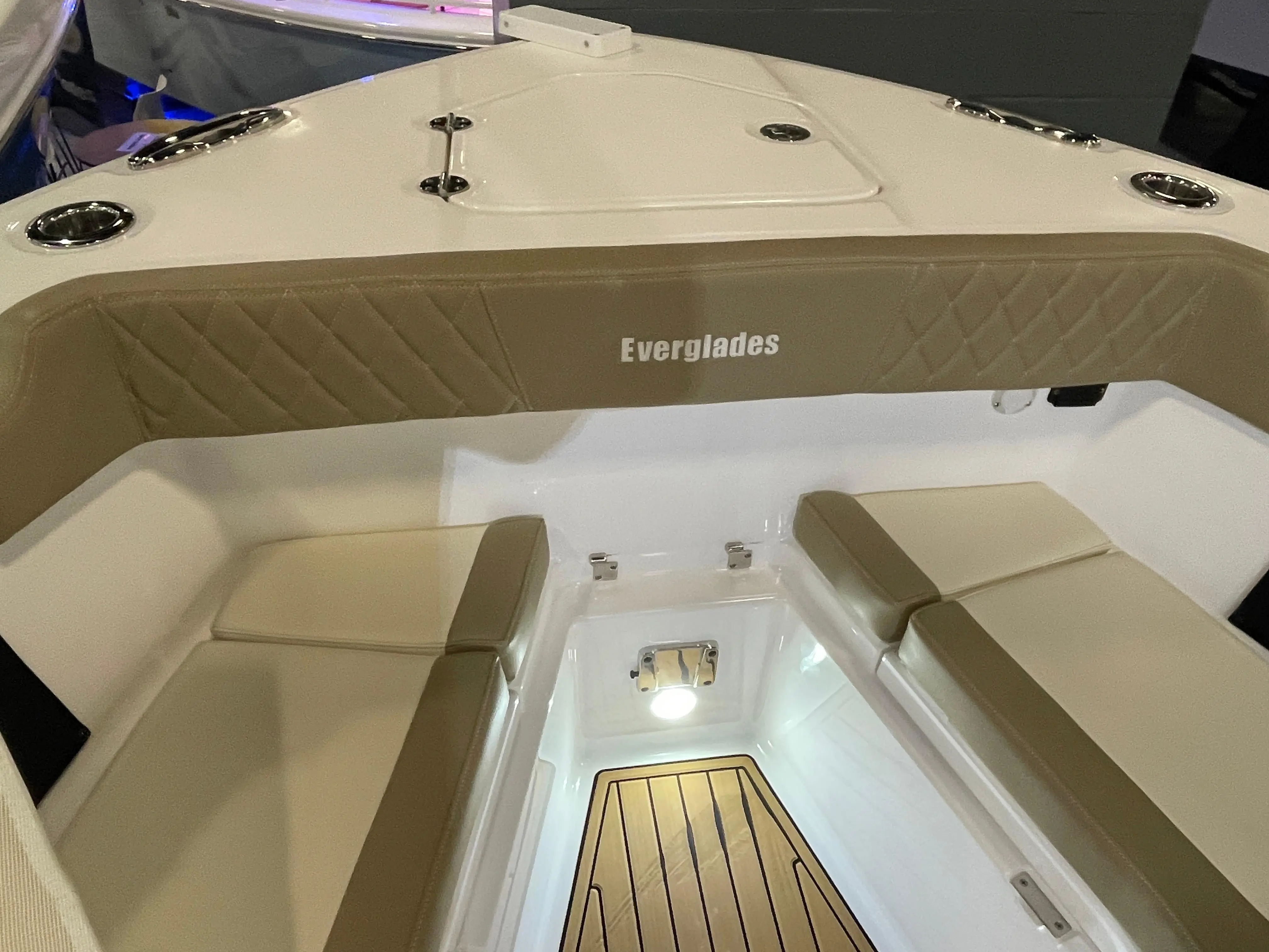 2025 Everglades Boats 315 center console
