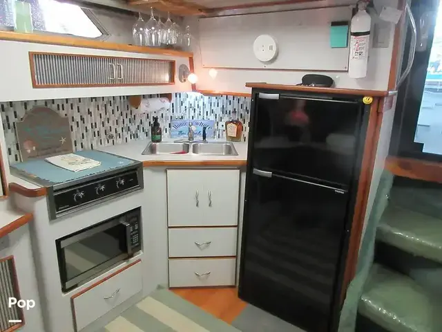 Sea Ray 390 Express Cruiser