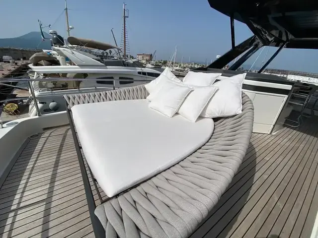 Ferretti Yachts 720