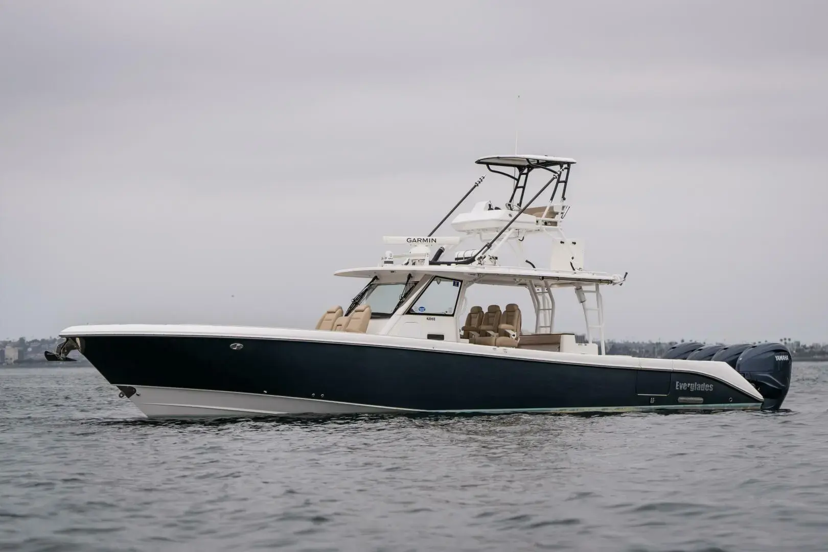 2019 Everglades Boats 435 cc