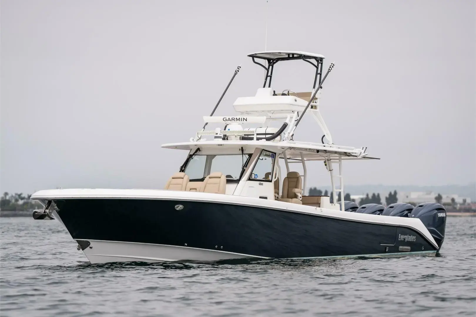 2019 Everglades Boats 435 cc