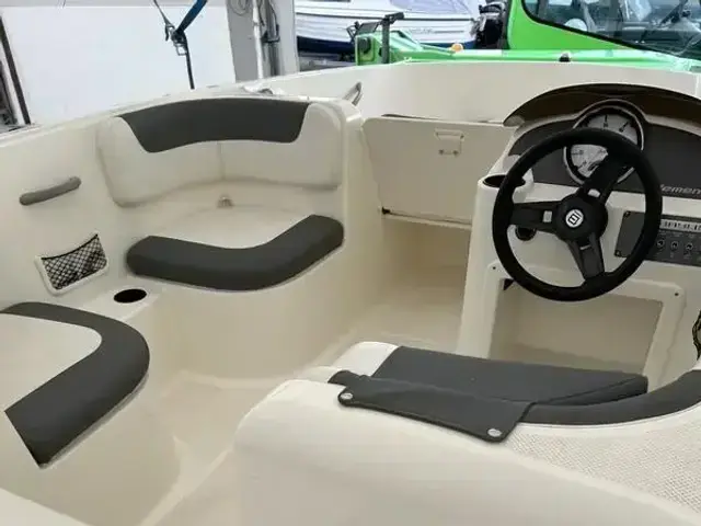 Bayliner E5 Open Boat - Day Cruiser