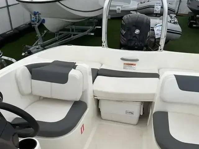 Bayliner E5 Open Boat - Day Cruiser