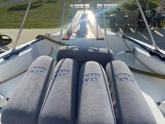 Hatteras 70 Cockpit Motor Yacht