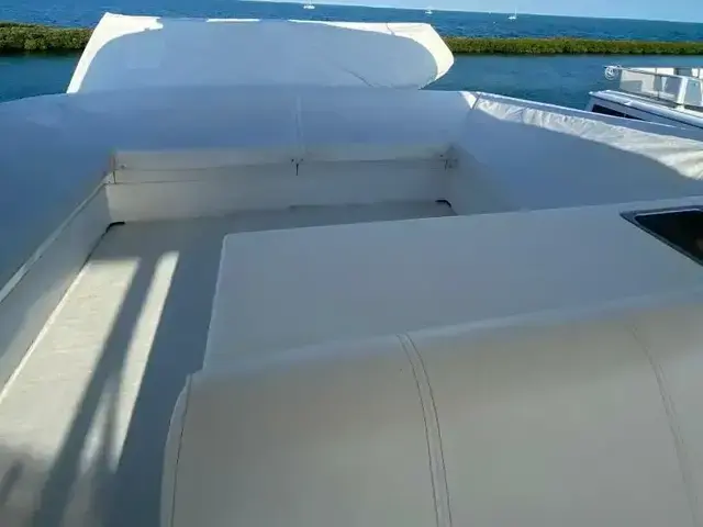 Hatteras 70 Cockpit Motor Yacht