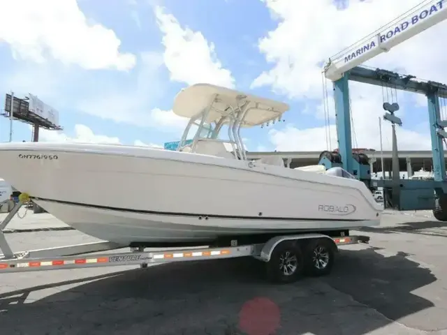 Robalo R260 Center Console