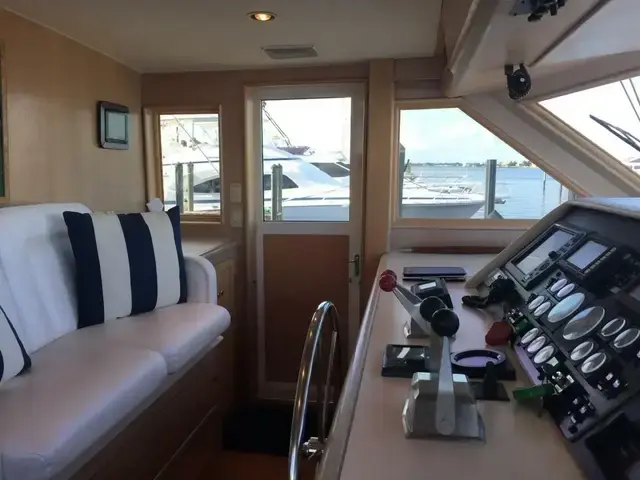 Hatteras 70 Cockpit Motor Yacht