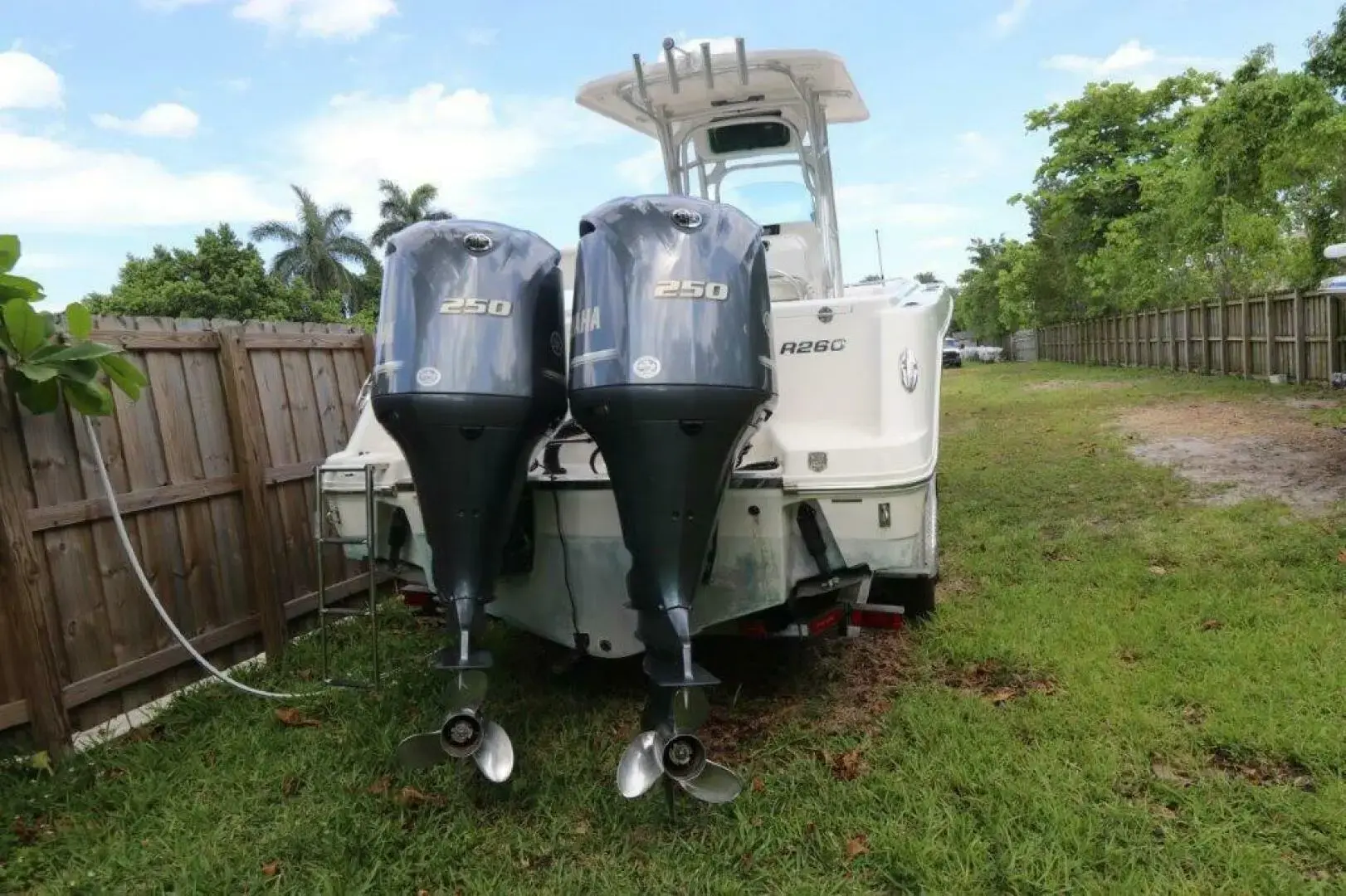 2017 Robalo r260