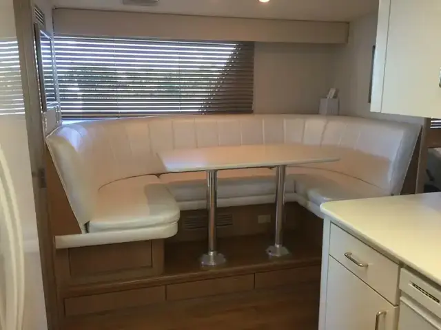 Hatteras 70 Cockpit Motor Yacht