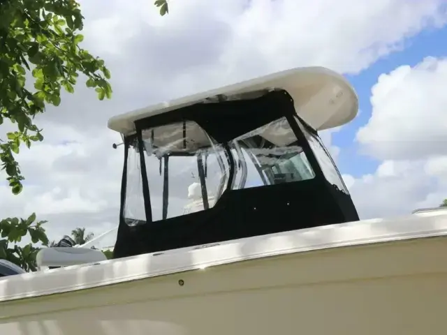 Robalo R260 Center Console