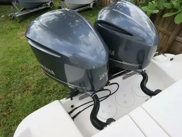 Robalo R260 Center Console