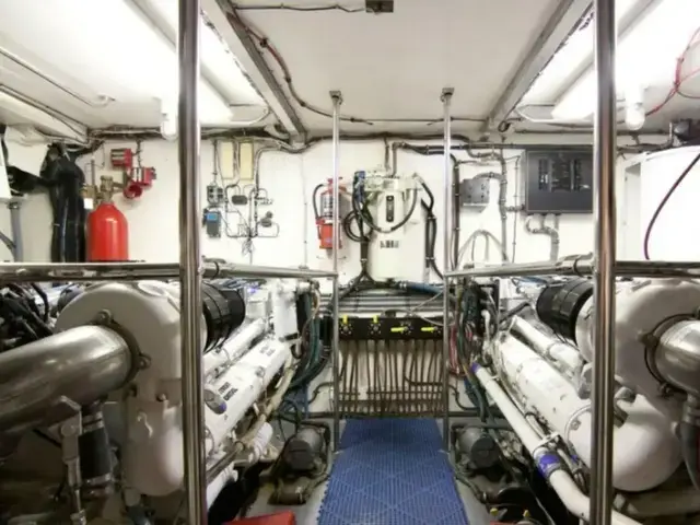 Hatteras 70 Cockpit Motor Yacht