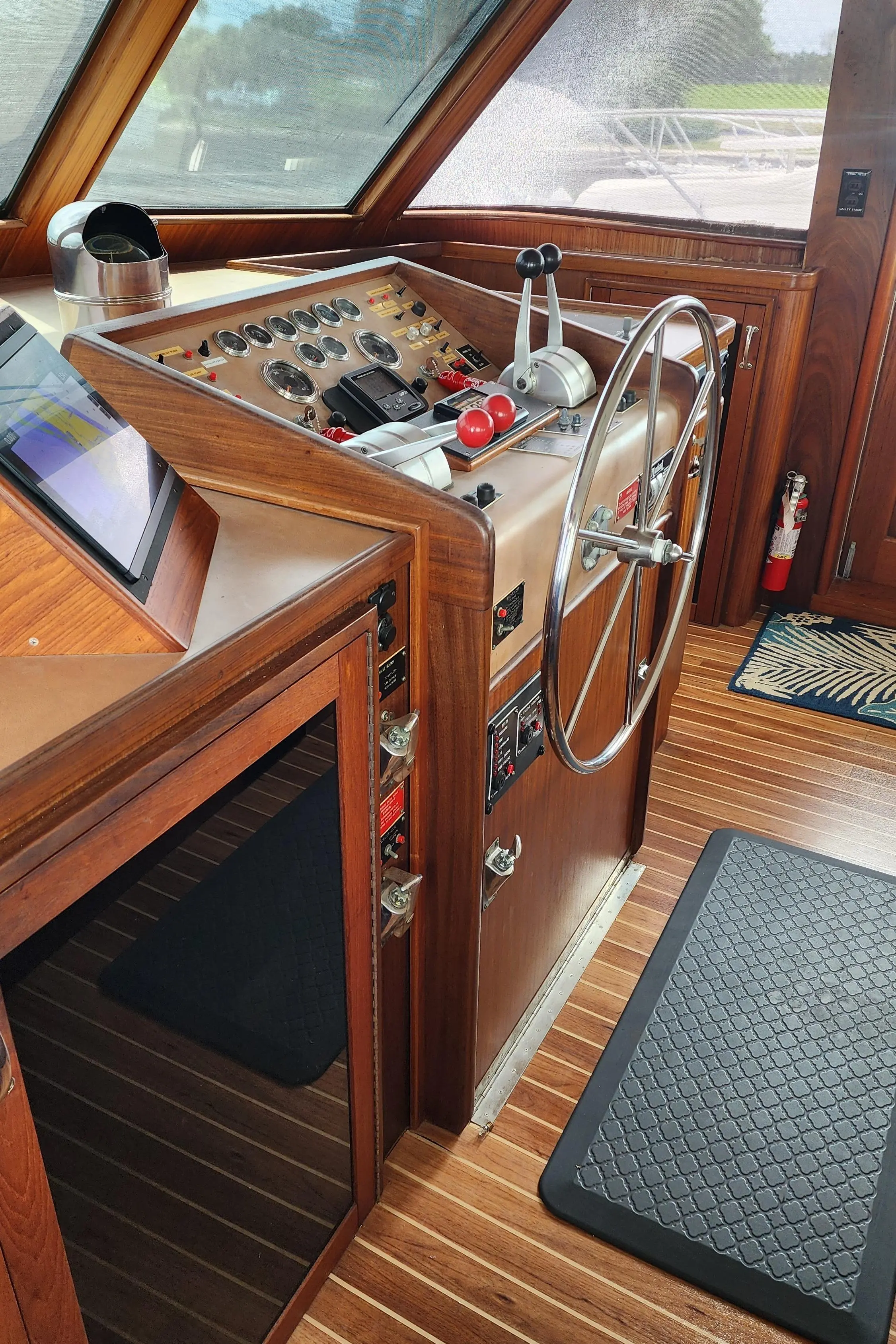 1987 Hatteras 63 cockpit motoryacht