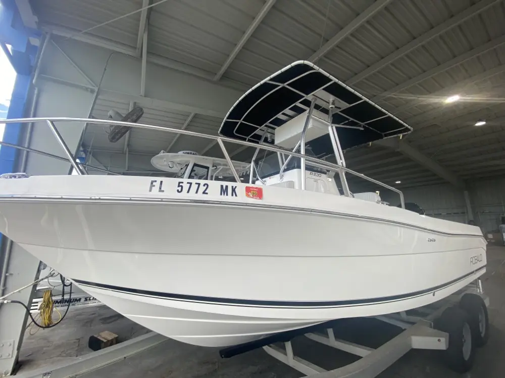 2004 Robalo r230