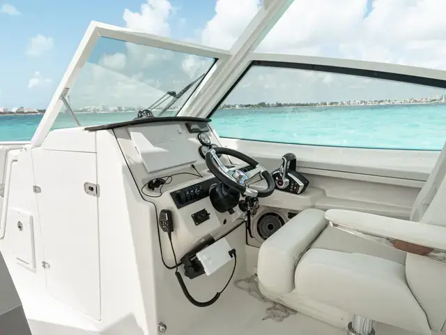 Boston Whaler 28