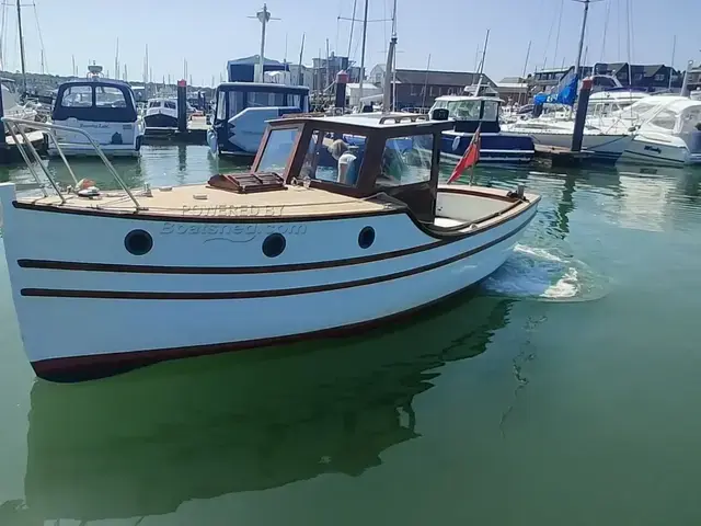 Classic gentleman's launch 23'