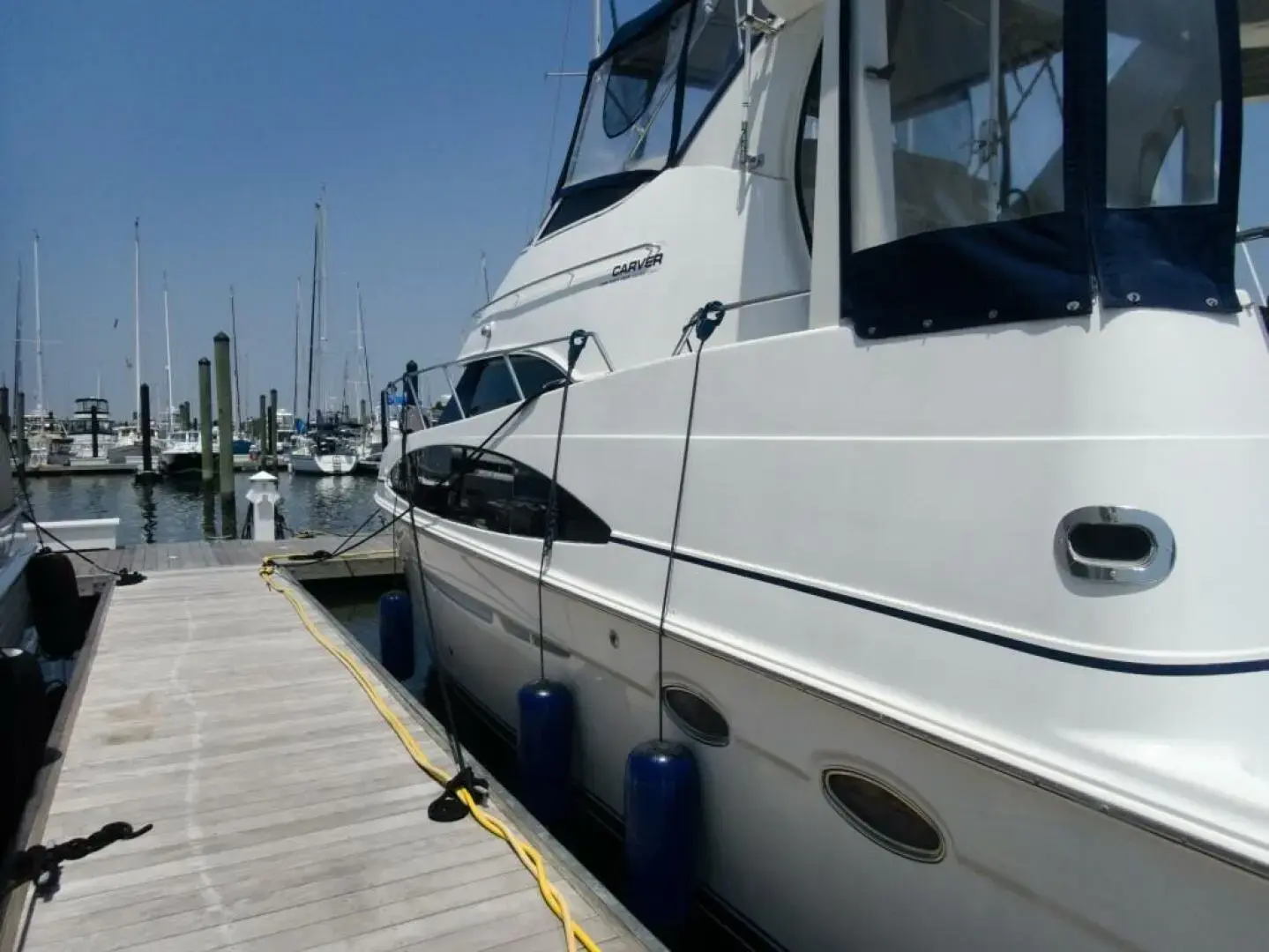 2001 Carver 444 cockpit motor yacht