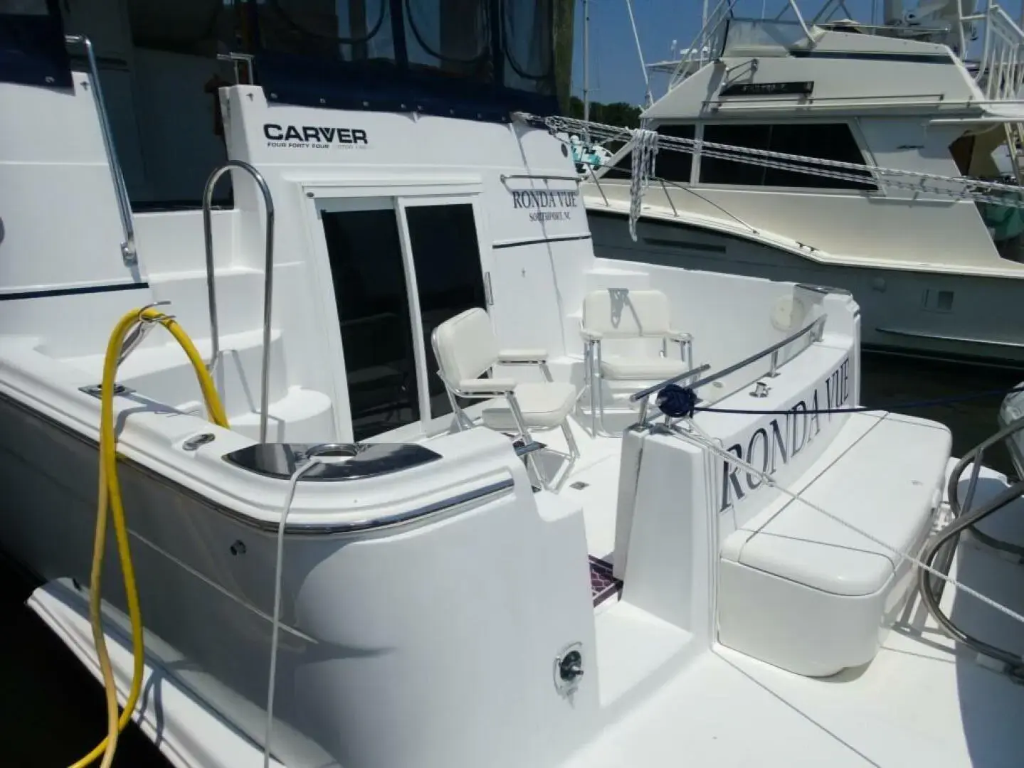 2001 Carver 444 cockpit motor yacht