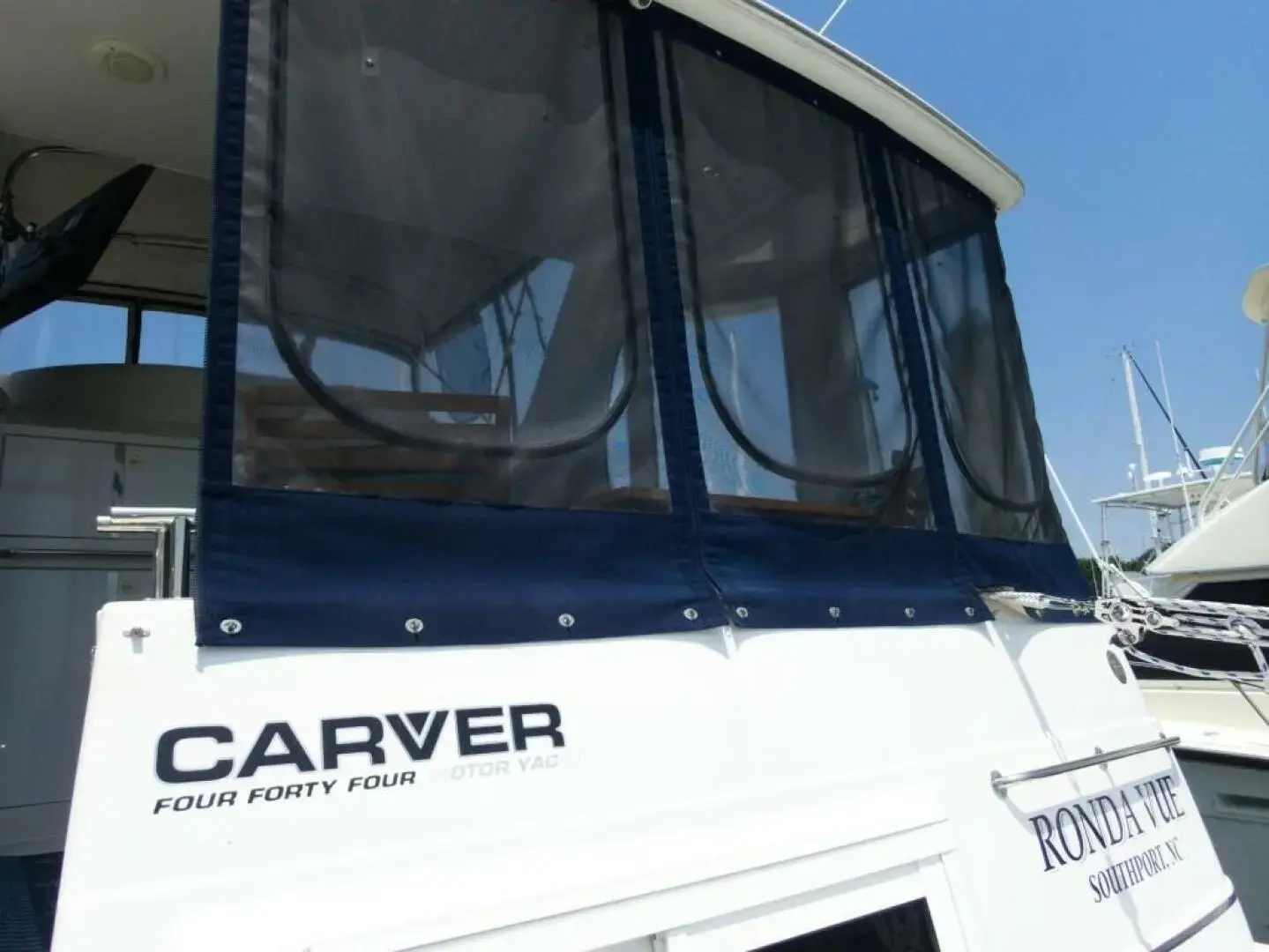 2001 Carver 444 cockpit motor yacht