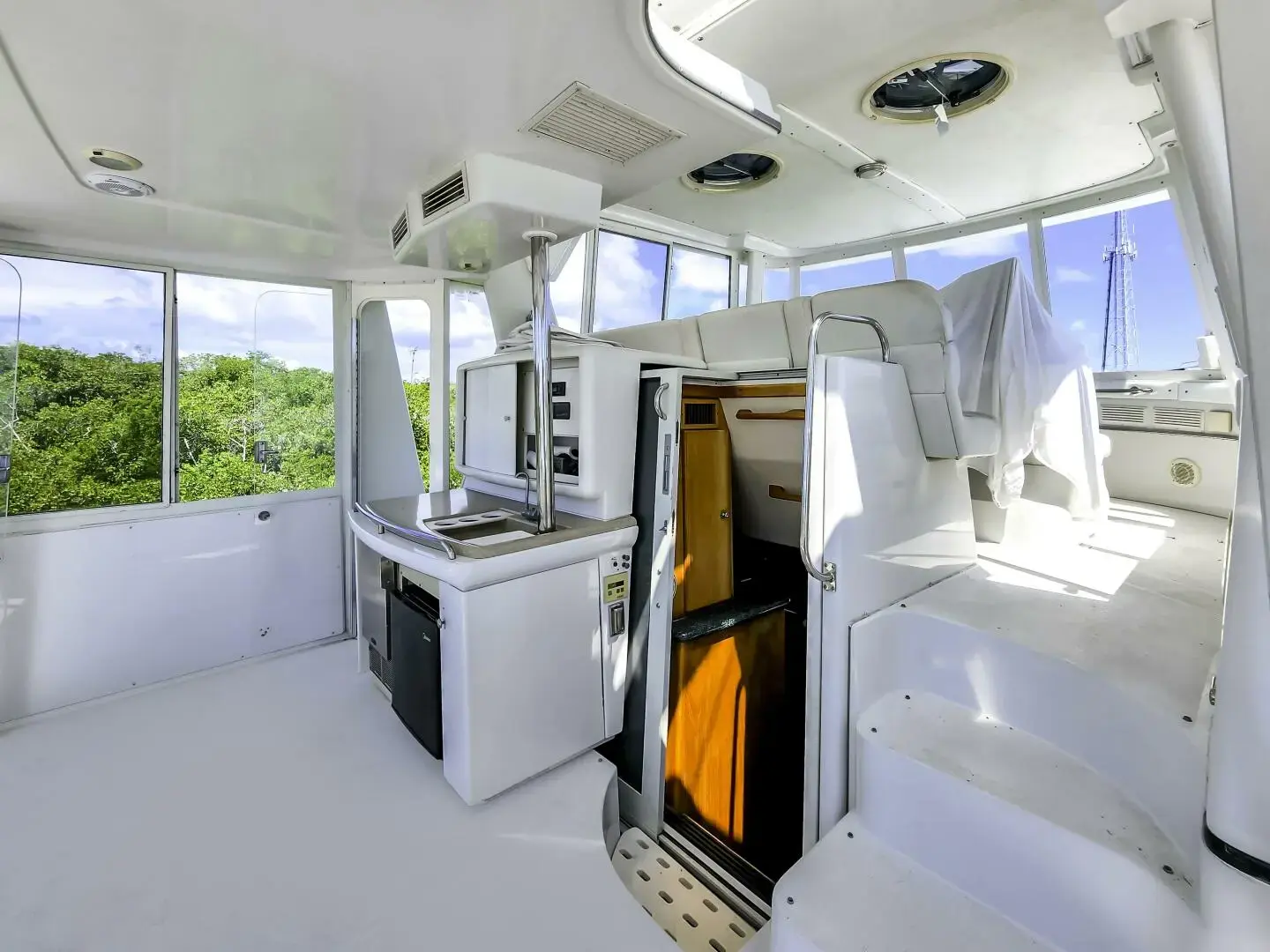 1999 Carver 504 cockpit motor yacht