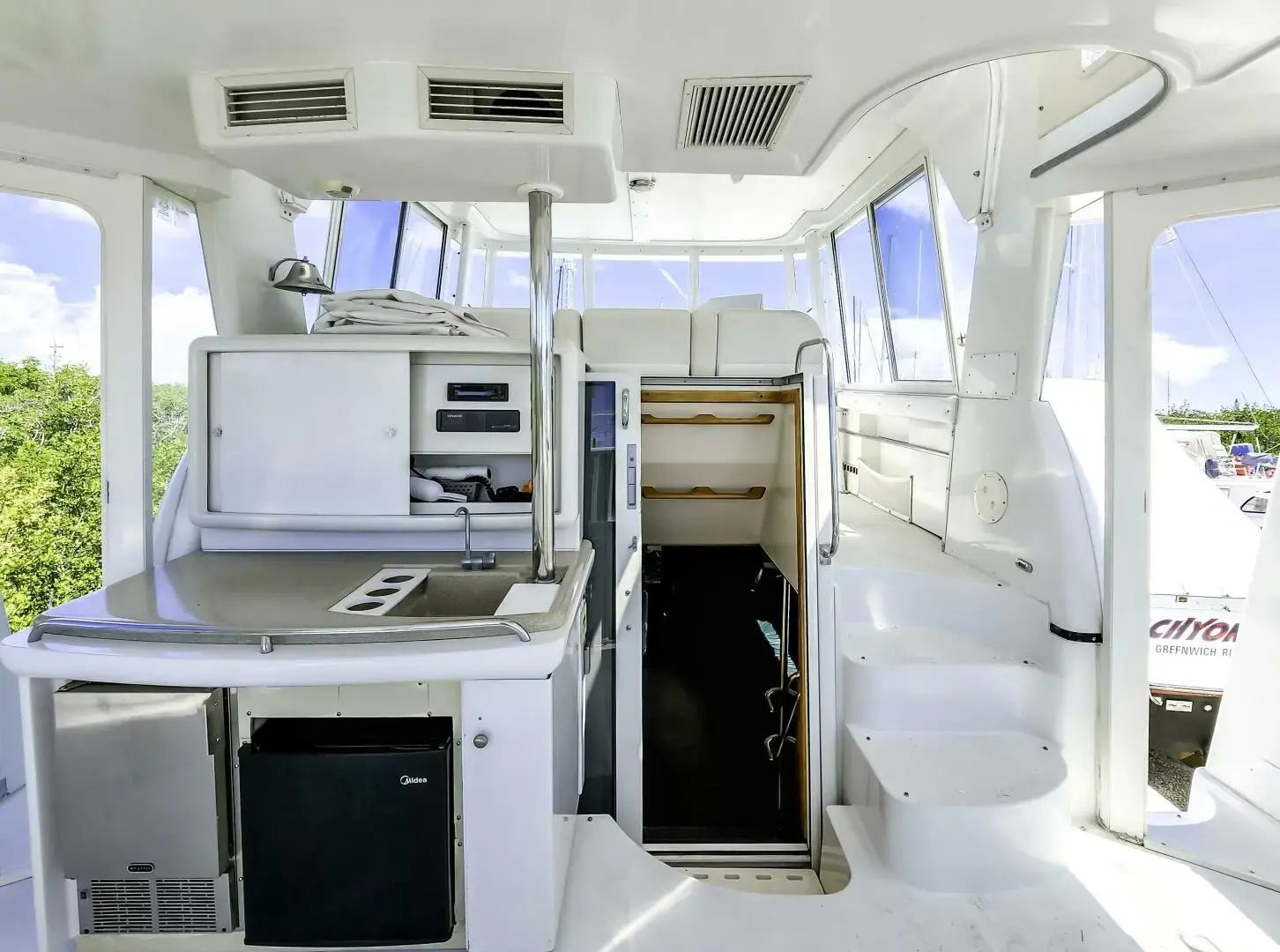 1999 Carver 504 cockpit motor yacht