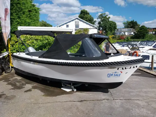 Maxima boats 550