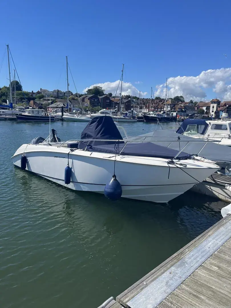 2006 Boston Whaler 240 outrage