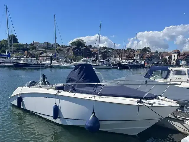 Boston Whaler 240 Outrage