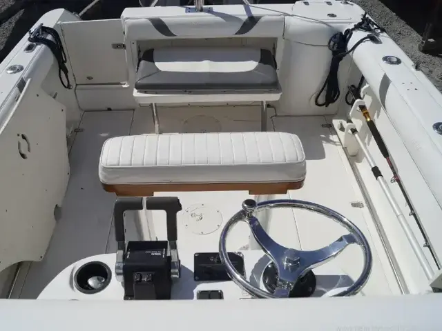 Boston Whaler 240 Outrage