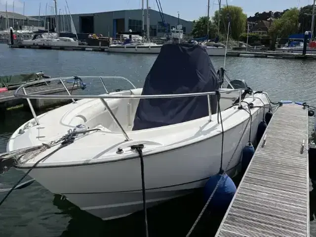 Boston Whaler 240 Outrage