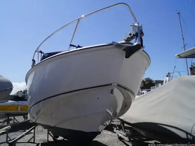 Boston Whaler 240 Outrage