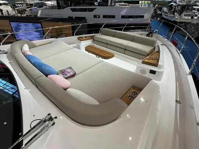 Azimut Fly 68