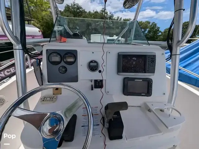 Robalo R230 center console