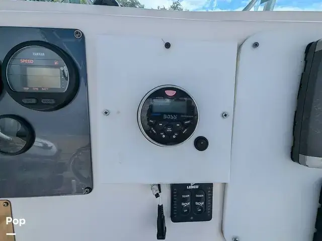 Robalo R230 center console