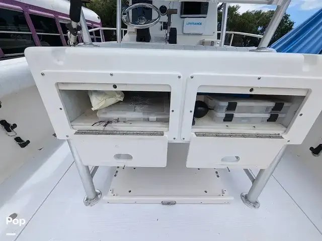 Robalo R230 center console