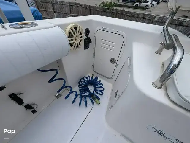 Robalo R230 center console