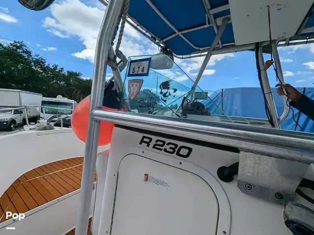 Robalo R230 center console