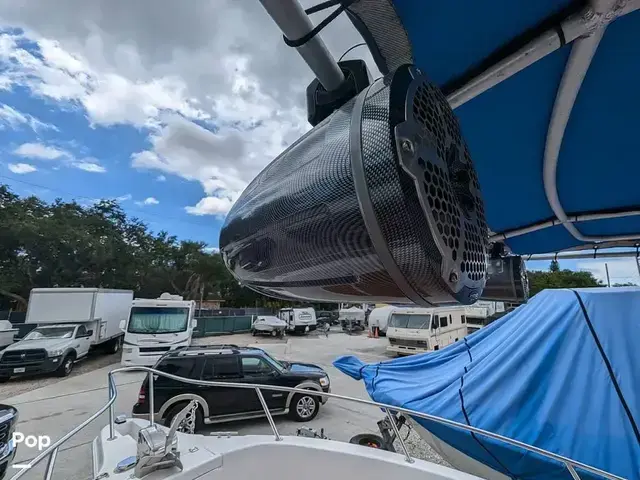 Robalo R230 center console