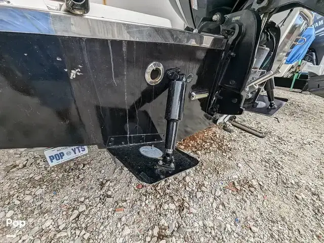 Robalo R230 center console