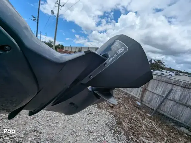 Robalo R230 center console