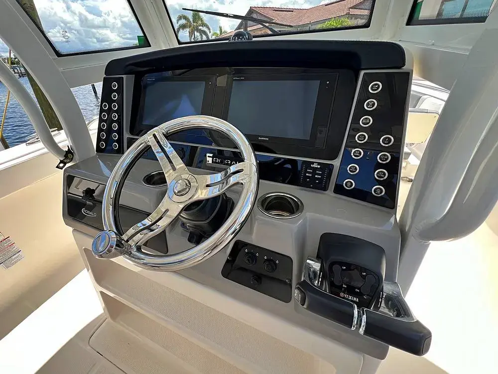 2019 Robalo r272